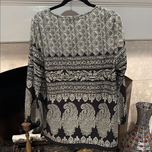 Chico's Black and Cream Geometric Pattern Top size medium - Picture 6 of 6